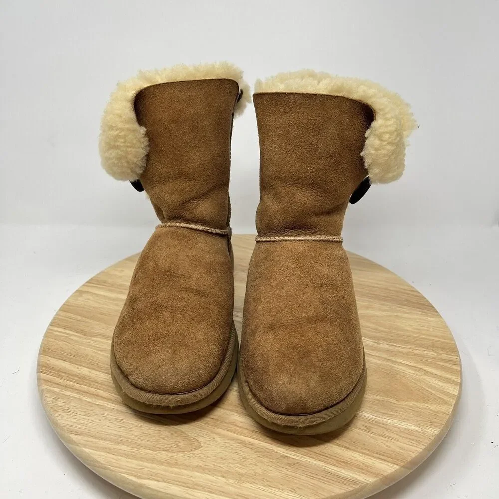 UGG Boots Classic Bailey Button Womens Sz 7 Brown Leather Sheepskin Winter 5803